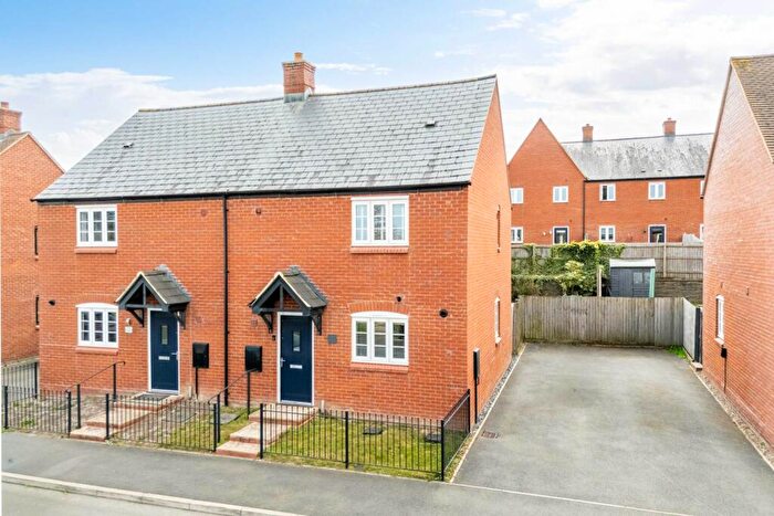 3 Bedroom Semi-Detached House For Sale In Aintree Avenue, Towcester, NN12