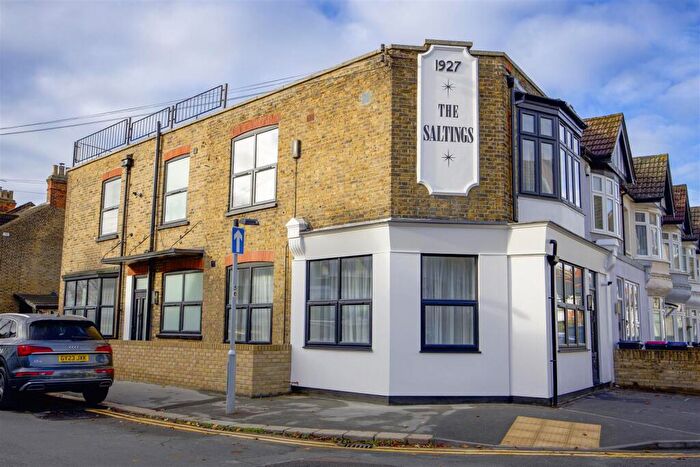 2 Bedroom Apartment For Sale In The Saltings, Pall Mall, Leigh-On-Sea, SS9
