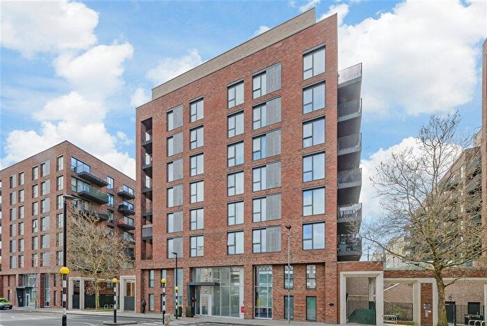 3 Bedroom Flat For Sale In Regal Walk, Bexleyheath, Kent, DA6