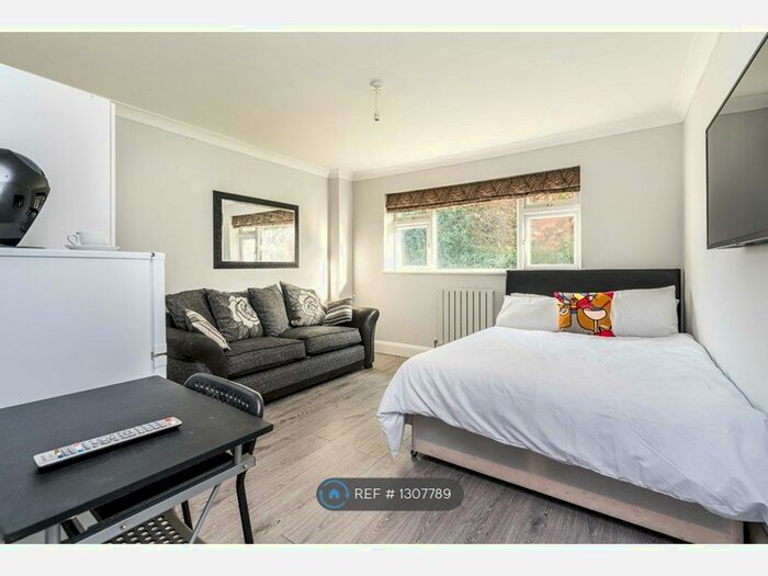 Studio To Rent In Park Road, Smallfield, Horley RH6