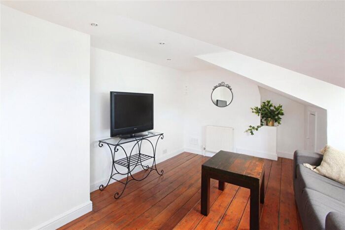 1 Bedroom Flat For Sale In Battersea Park Court, - Battersea Park Road, SW11