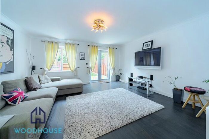 3 Bedroom Flat To Rent In Darcy Close, London, N20