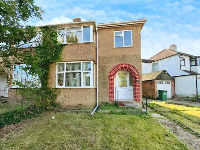 3 Bedroom Semi-Detached House To Rent In Mayflower Road, AL2