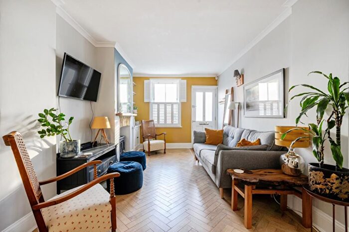 2 Bedroom Cottage To Rent In Hyde Road, Richmond, TW10