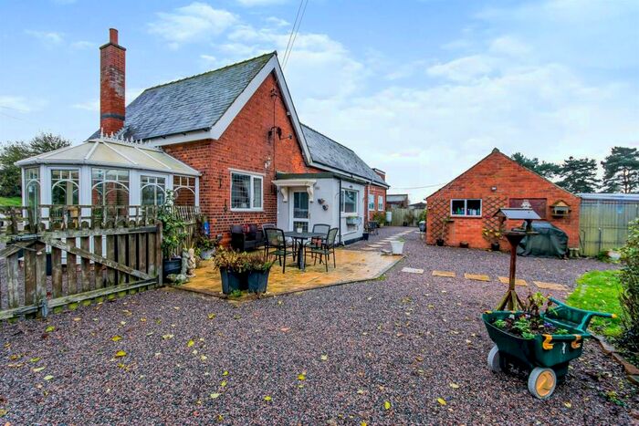 4 Bedroom Semi-Detached Bungalow For Sale In Dogdyke Bank, Tattershall Bridge, Lincoln, LN4