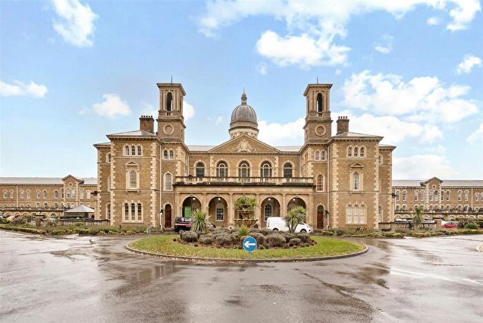 2 Bedroom Flat For Sale In Royal Drive, Princess Park Manor, N11