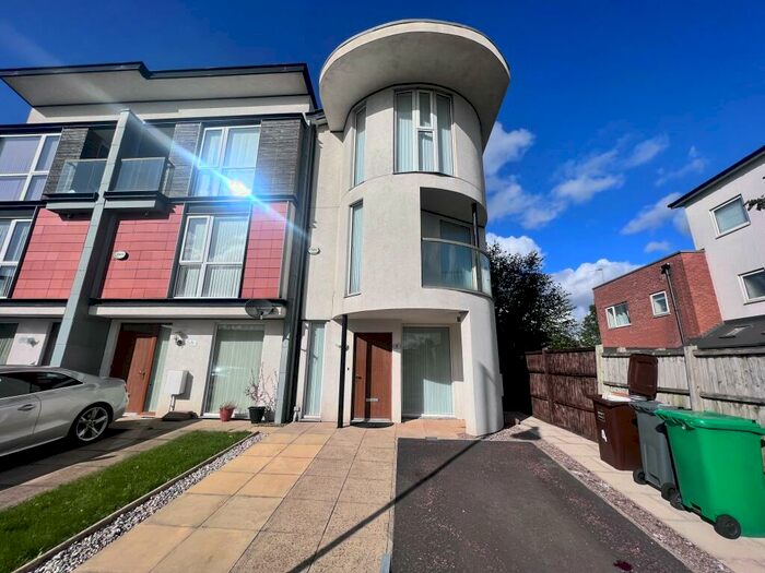 4 Bedroom House To Rent In Commonwealth Avenue, Manchester, M11