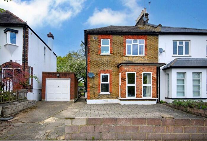 3 Bedroom Flat For Sale In Friern Park, North Finchley, N12