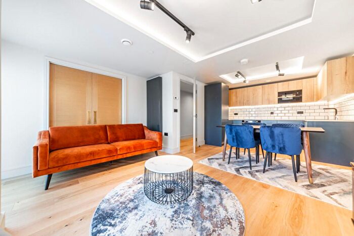 3 Bedroom Flat To Rent In Newhams Yard, Tower Bridge, SE1
