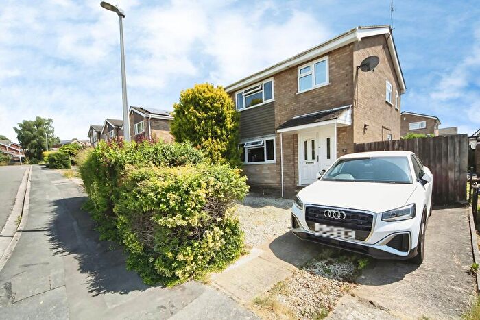 3 Bedroom Semi-Detached House For Sale In Derwent Close, Rugby, CV21
