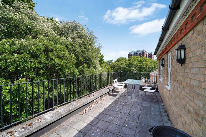 2 Bedroom Flat For Sale In White Lodge Close, Isleworth, TW7