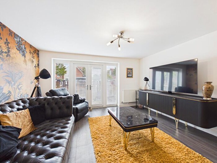 2 Bedroom Apartment For Sale In Chadwick Road, Langley, Berkshire, SL3