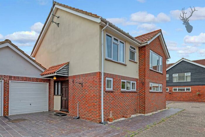 4 Bedroom House To Rent In Thrifts Mead, Theydon Bois, Epping, CM16