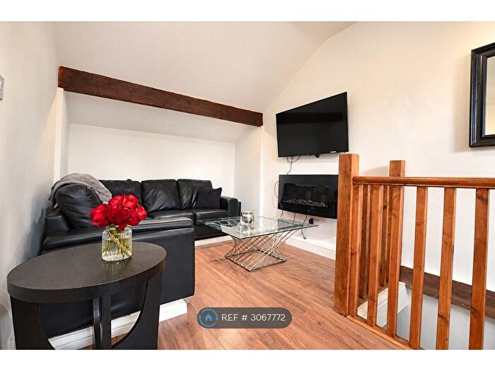 3 Bedroom Flat To Rent In Bainbrigge Road, Leeds, LS6
