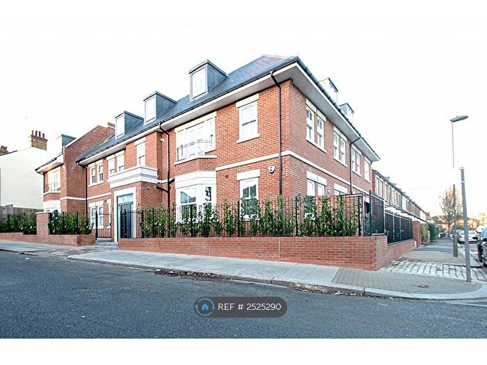 3 Bedroom Flat To Rent In Tavern Lodge, London, N2
