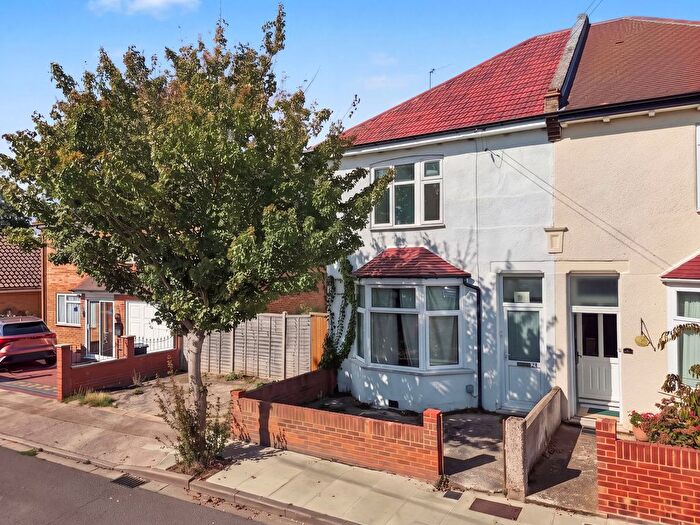 4 Bedroom Semi Detached House For Sale In South Road, Hampton, TW12