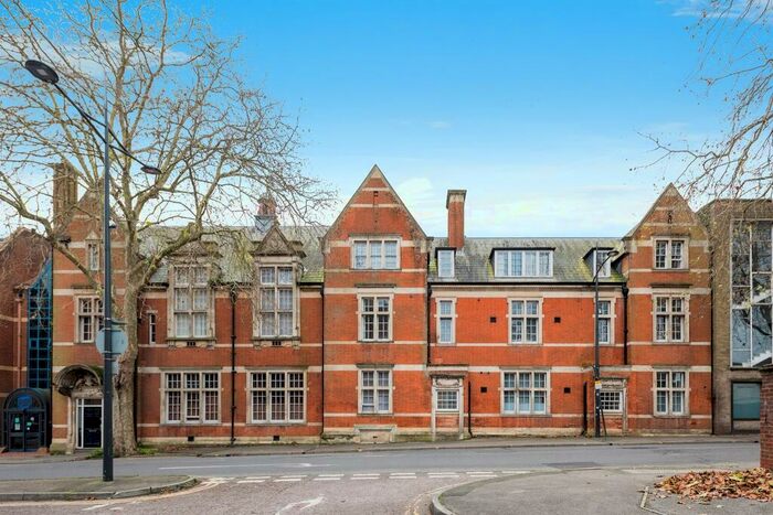 2 Bedroom Apartment For Sale In Clarence Street, Swindon, SN1