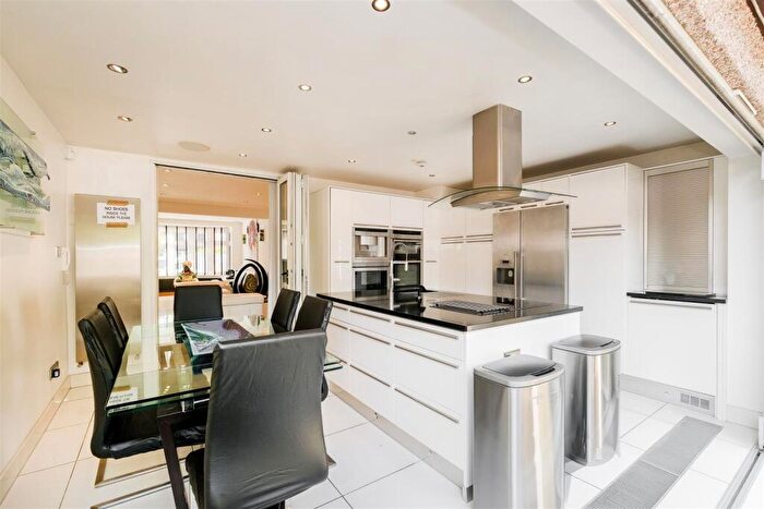 5 Bedroom Semi-Detached House For Sale In Endlebury Road, North Chingford, E4