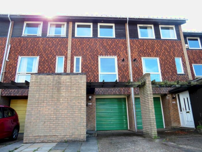 3 Bedroom Property To Rent In Bardsley Close, Croydon, Surrey CR0