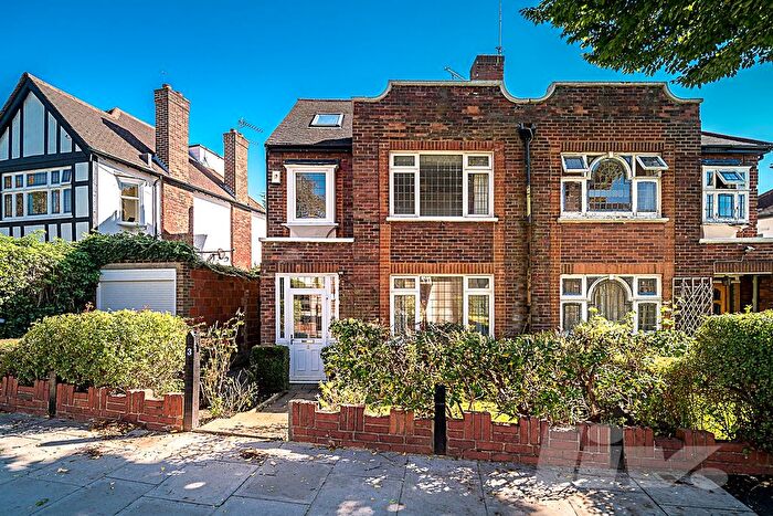 4 Bedroom Semi-Detached House To Rent In Abbots Gardens, East Finchley, N2