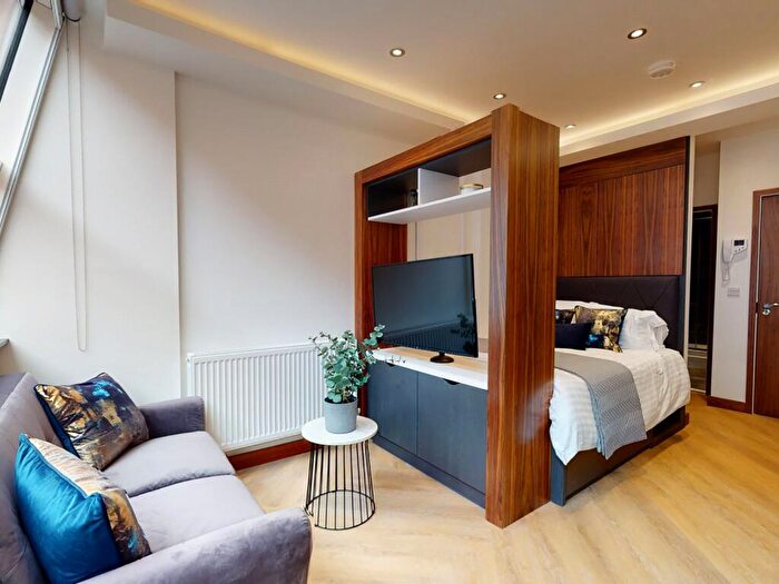 Apartment To Rent In Apt, Live Oasis Piccadilly #, M1