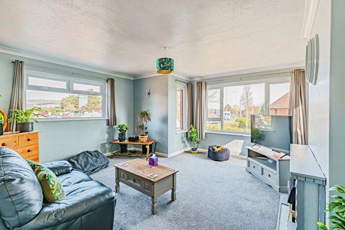 2 Bedroom Maisonette For Sale In Gainsborough Avenue, Worthing, West Sussex, BN14