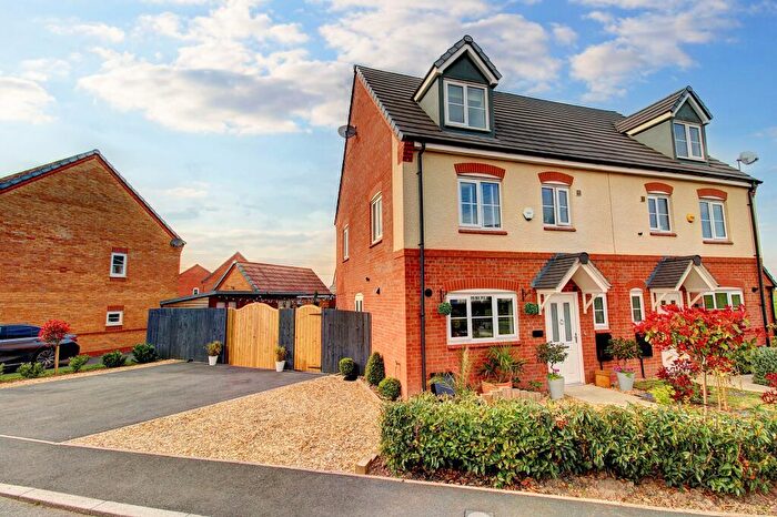 4 Bedroom Semi-Detached House For Sale In Fisher Close, Tamworth, B79