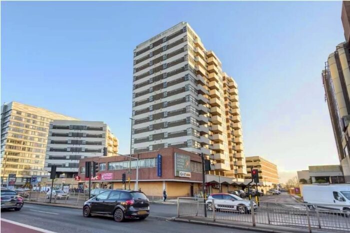 2 Bedroom Flat To Rent In Staines-Upon-Thames, Surrey, TW16