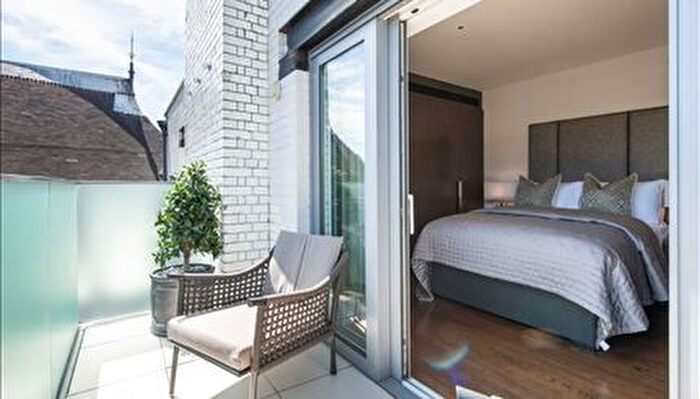 2 Bedroom Flat To Rent In Duke Street, London, W1K