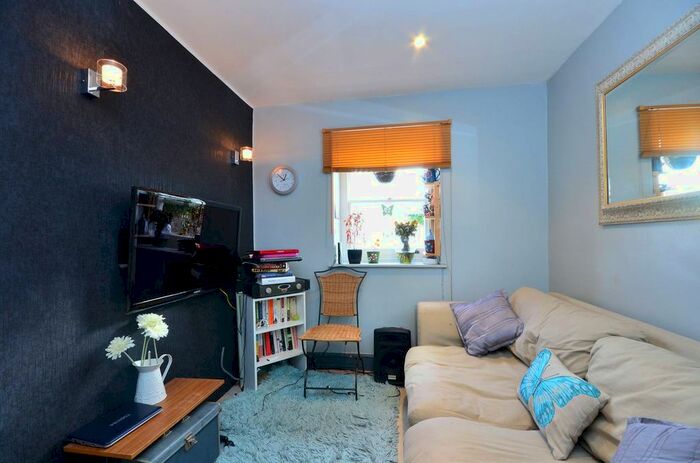 2 Bedroom Flat To Rent In Cornwall Gardens, South Kensington, London, SW7