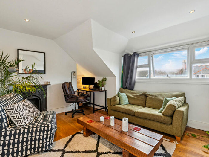 1 Bedroom Flat To Rent In Ivy Gardens, London, N8