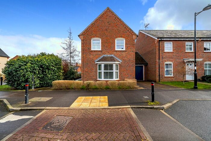 3 Bedroom Link Detached House To Rent In Avington Way, Hook, RG27