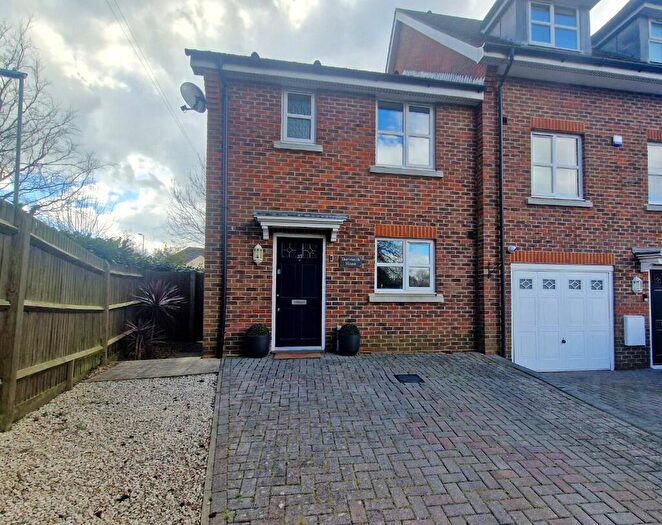 3 Bedroom End Of Terrace House To Rent In Deanfield Close, Hamble, SO31