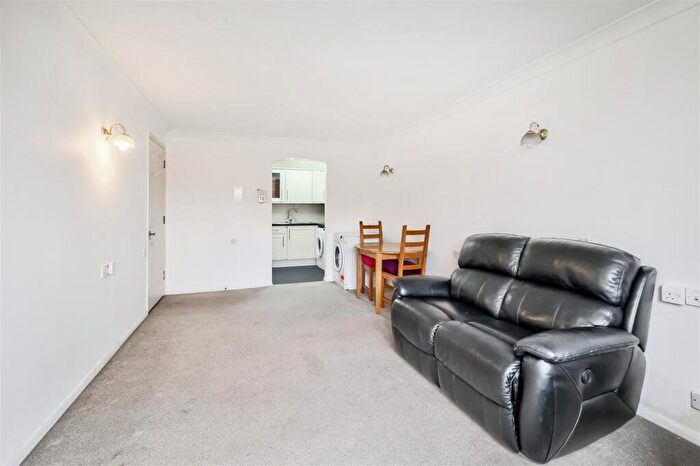 1 Bedroom Flat For Sale In Cambridge Road, Wanstead, E11