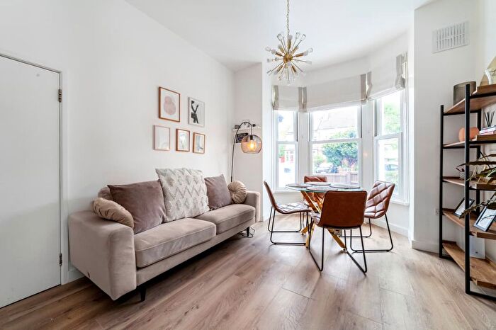 2 Bedroom Flat To Rent In Auckland Hill, London, SE27