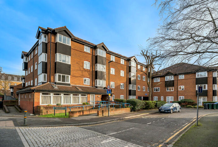 1 Bedroom Apartment For Sale In Chatsworth Place, Mitcham, CR4