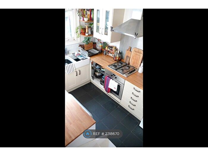 2 Bedroom Flat To Rent In Amhurst Road, London, E8