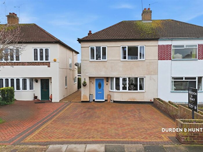 3 Bedroom Semi Detached House For Sale In Lingfield Avenue, Upminster, RM14