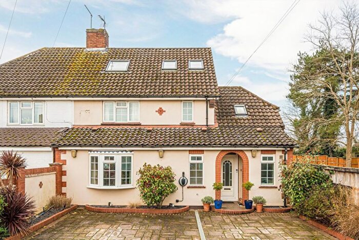 4 Bedroom Semi-detached House For Sale In Hawthorn Way, Shepperton, TW17