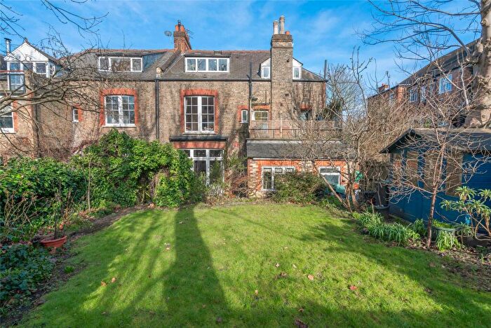2 Bedroom Apartment For Sale In Haslemere Road, London, N8