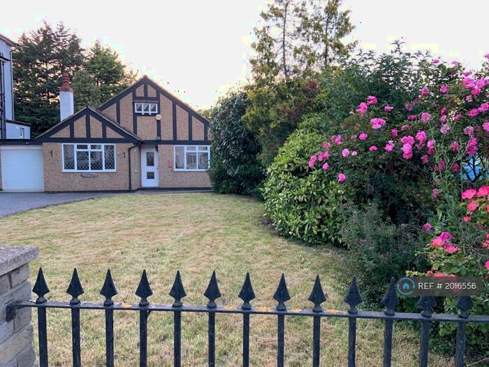 3 Bedroom Bungalow To Rent In Croydon Road, Wallington, SM6