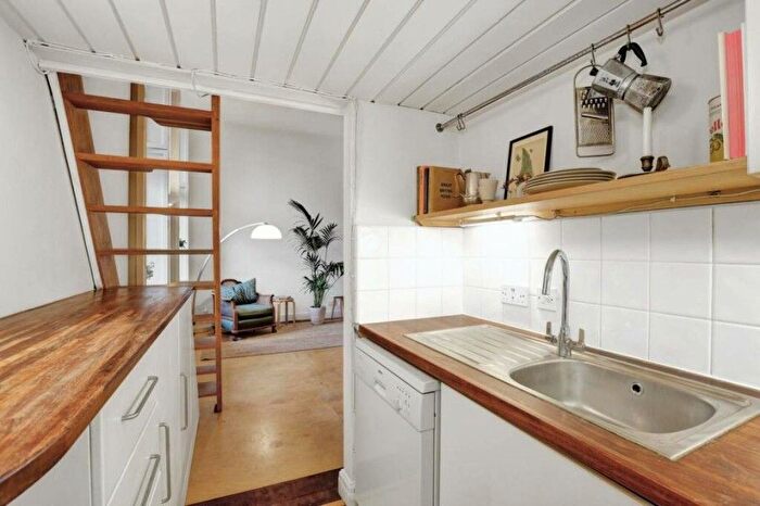 2 Bedroom Flat To Rent In Clapham Road, London, SW9