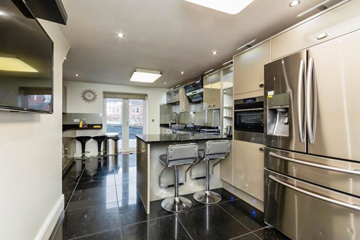 5 Bedroom Detached House For Sale In Bailey Drive, Nottingham, NG3