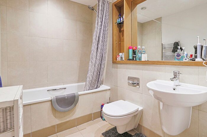 2 Bedroom Flat For Sale In Marsh Lane, Leeds, West Yorkshire, LS9