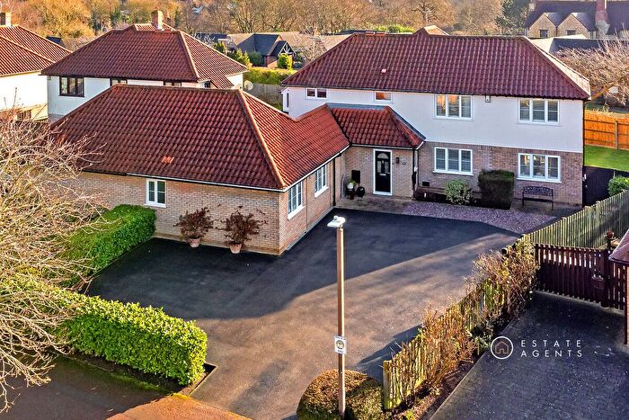 6 Bedroom Detached House For Sale In Linceslade Grove, Loughton, MK5