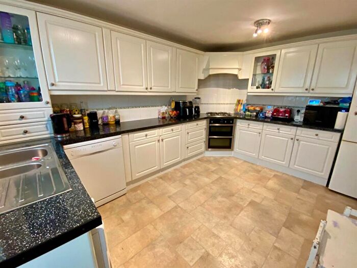 4 Bedroom Detached House For Sale In Briarfield Gardens, Huddersfield, HD5