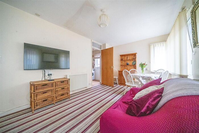 1 Bedroom Flat For Sale In Victoria Street, Weymouth, DT4 - Photo 6