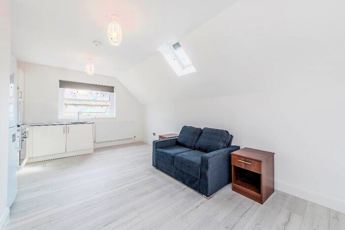 Flat To Rent In Hildreth Street, London, SW12
