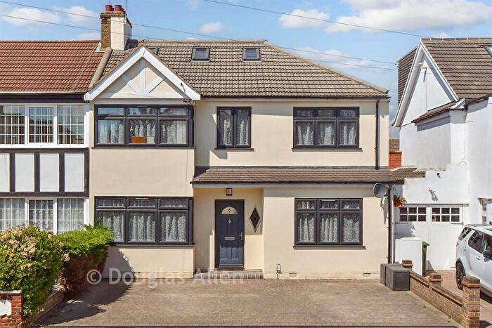 4 Bedroom End Of Terrace House For Sale In Devonshire Road, Hornchurch, Essex, RM12
