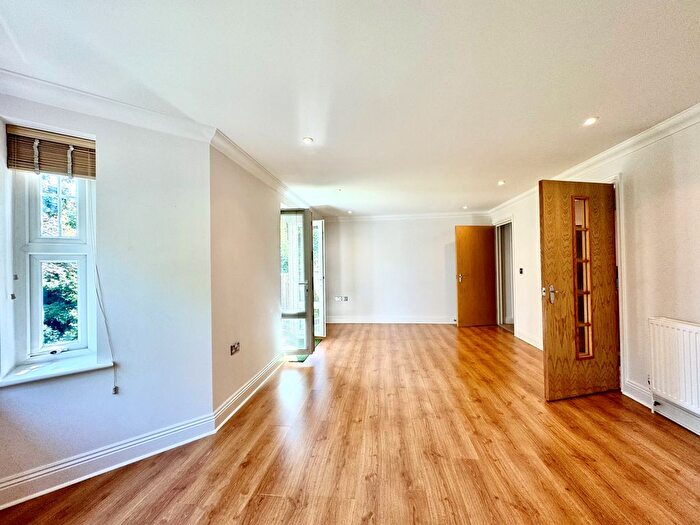 2 Bedroom Flat To Rent In Alumhurst Road, Bournemouth, BH4